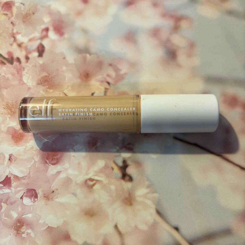 e.l.f. Cosmetics Hydrating Camo Concealer with a Satin Finish #84874 Light Sand
